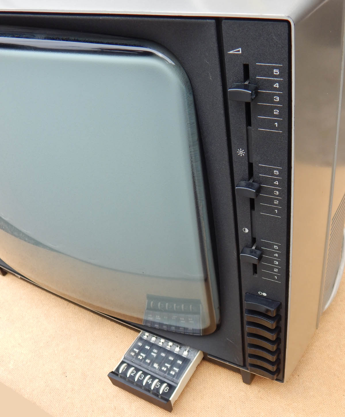 Philips 17B321 12 Chassis E1 1973 Vintage Black And White Television philips-17b321-12-chassis-e1-1973-vintage-black-and-white-television